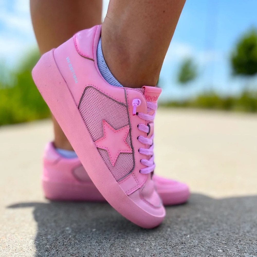 Like new Vintage Havana extra hot pink 8.5 star sneakers